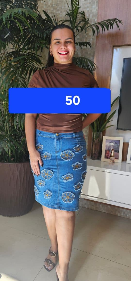 Saia Jeans Midi com Aplicação de Flores Azul